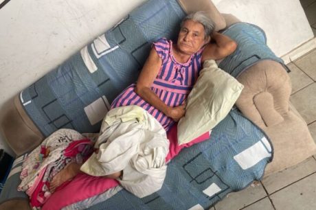 Filha de uma idosa de 72 anos suplica por atendimento adequado no Hospital Regional de Juazeiro: 