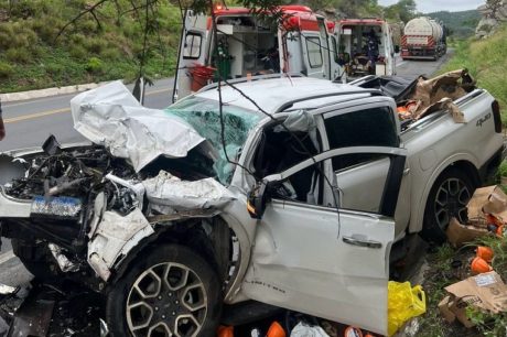 Dois ficam feridos após caminhonete bater de frente com carreta na Serra do Cipó