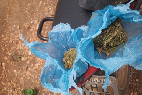 Polícia apreende cigarros e porções de maconha no Alto do Cruzeiro durante motopatrulhamento