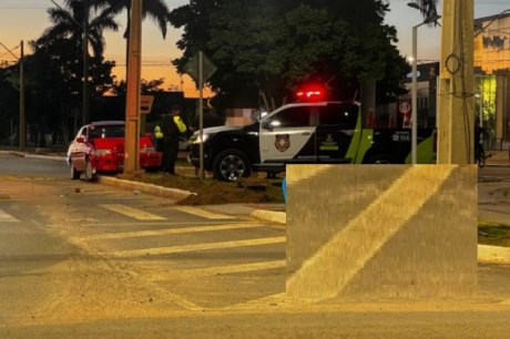 Homem com sinais de embriaguez colide carro contra poste na Avenida JK em Luis Eduardo Magalhães