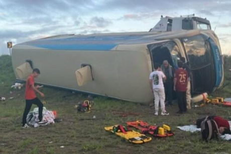 Ônibus da Novo Horizonte que saiu de Bom Jesus da Lapa com destino a Salvador, tomba na madrugada