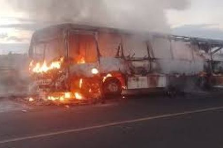 MANHÃ DE SEGUNDA: ônibus é incendiado por homens armados no bairro de Sussuarana