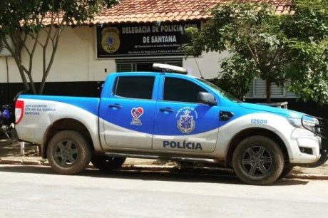 Homem é preso, após ser flagrado pela PM tentando agredir a companheira com pedaço de madeira