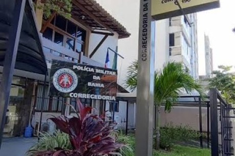 Três PMs são presos por furtarem celular durante abordagem em Salvador (BA)