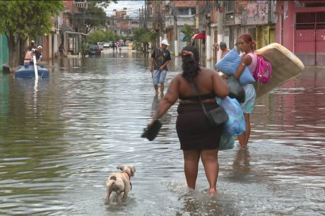 GCM usa bala de borracha para dispersar desabrigados por enchentes em fila para receber benefício