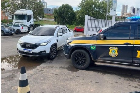 Durante abordagem na BR 135, em Barreiras (BA), PRF recupera veículo furtado