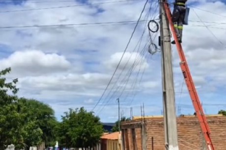 Prefeitura de Oliveira dos Brejinhos realiza limpeza em espaços urbanos e manutenção das luminárias e Iluminação pública