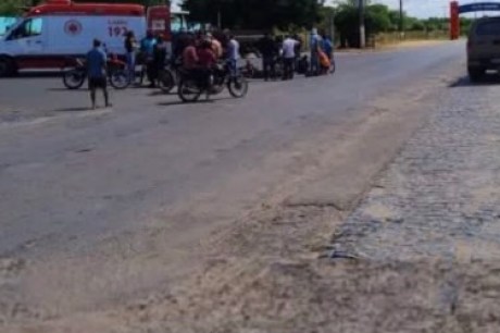 Colisão entre motocicletas deixa mulher ferida na BA-466 em Tabocas do Brejo Velho