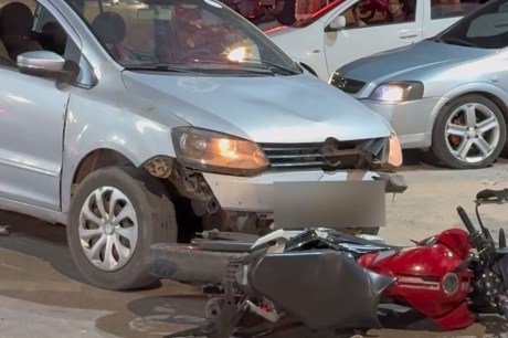 Motociclista fica ferida em colisão com carro na Avenida JK, em Ibotirama